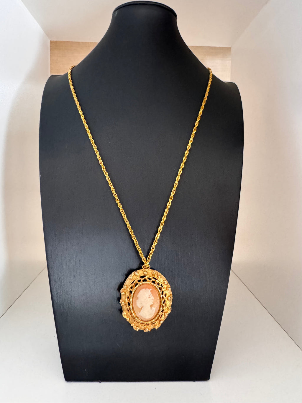 Vintage Gold Plated Cameo Pendant Necklace