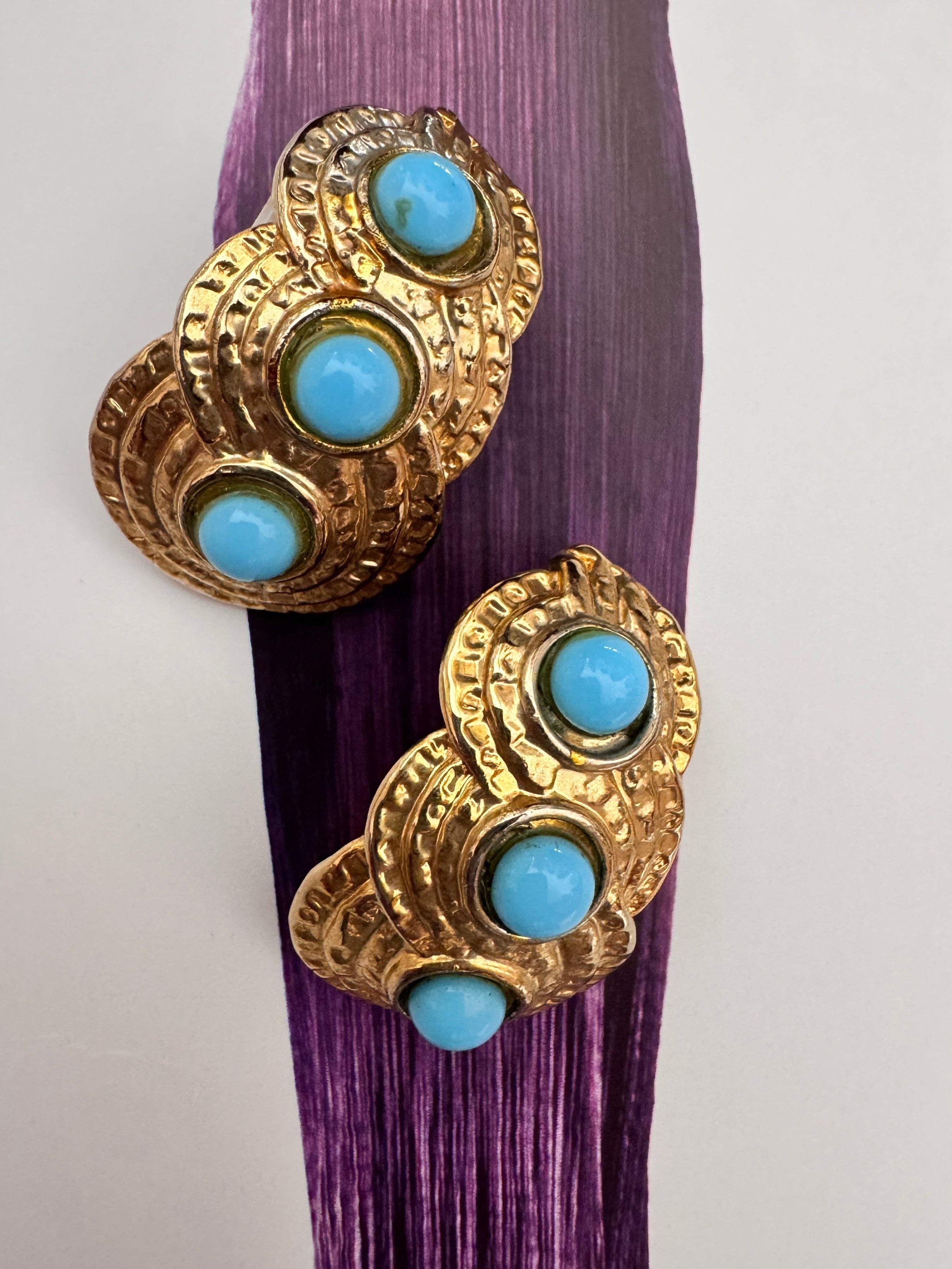 Vintage Ribbed Gold-Plated Cushion Clips