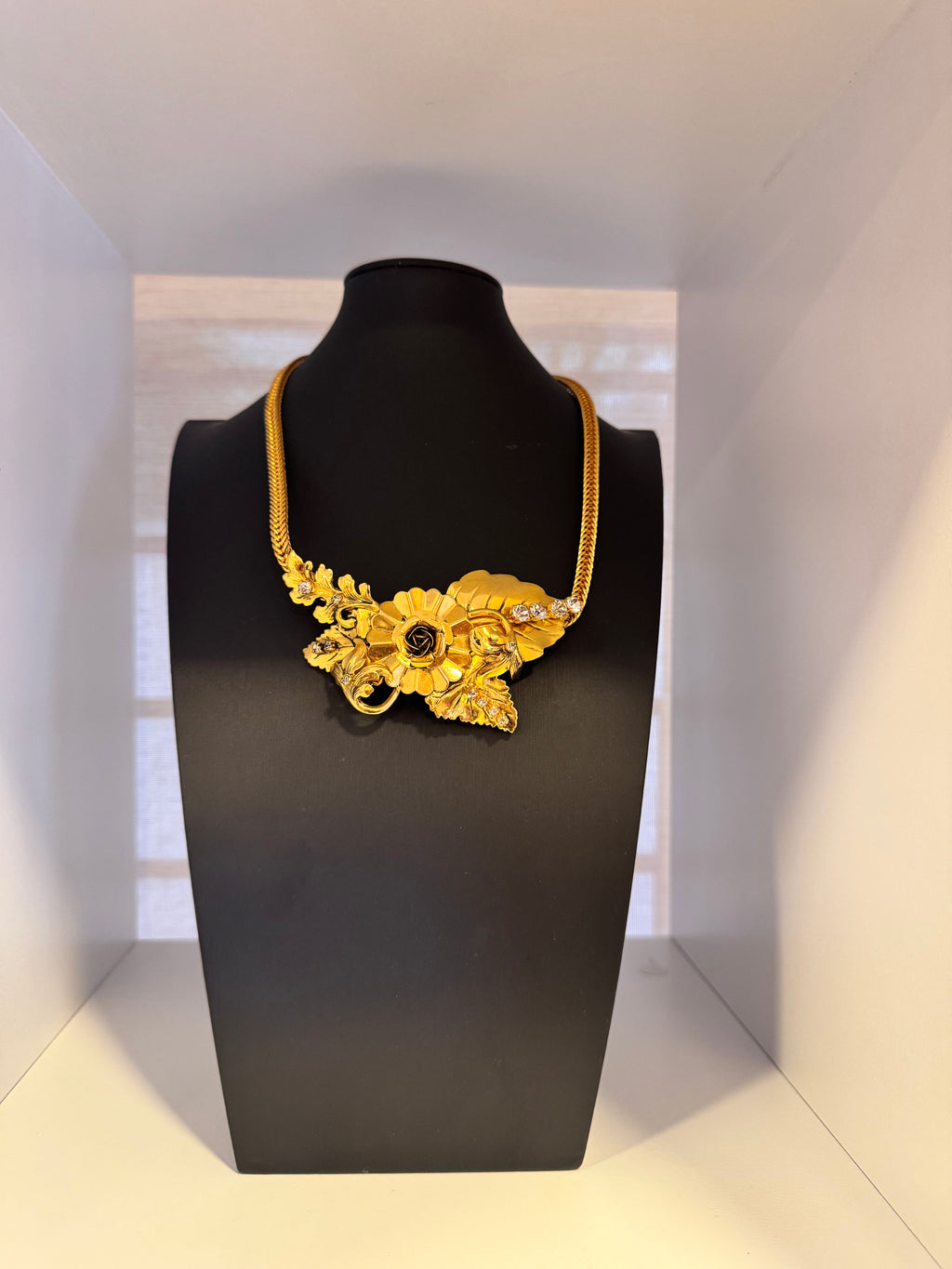 Vintage 1970s Retro Sculptural Floral Necklace