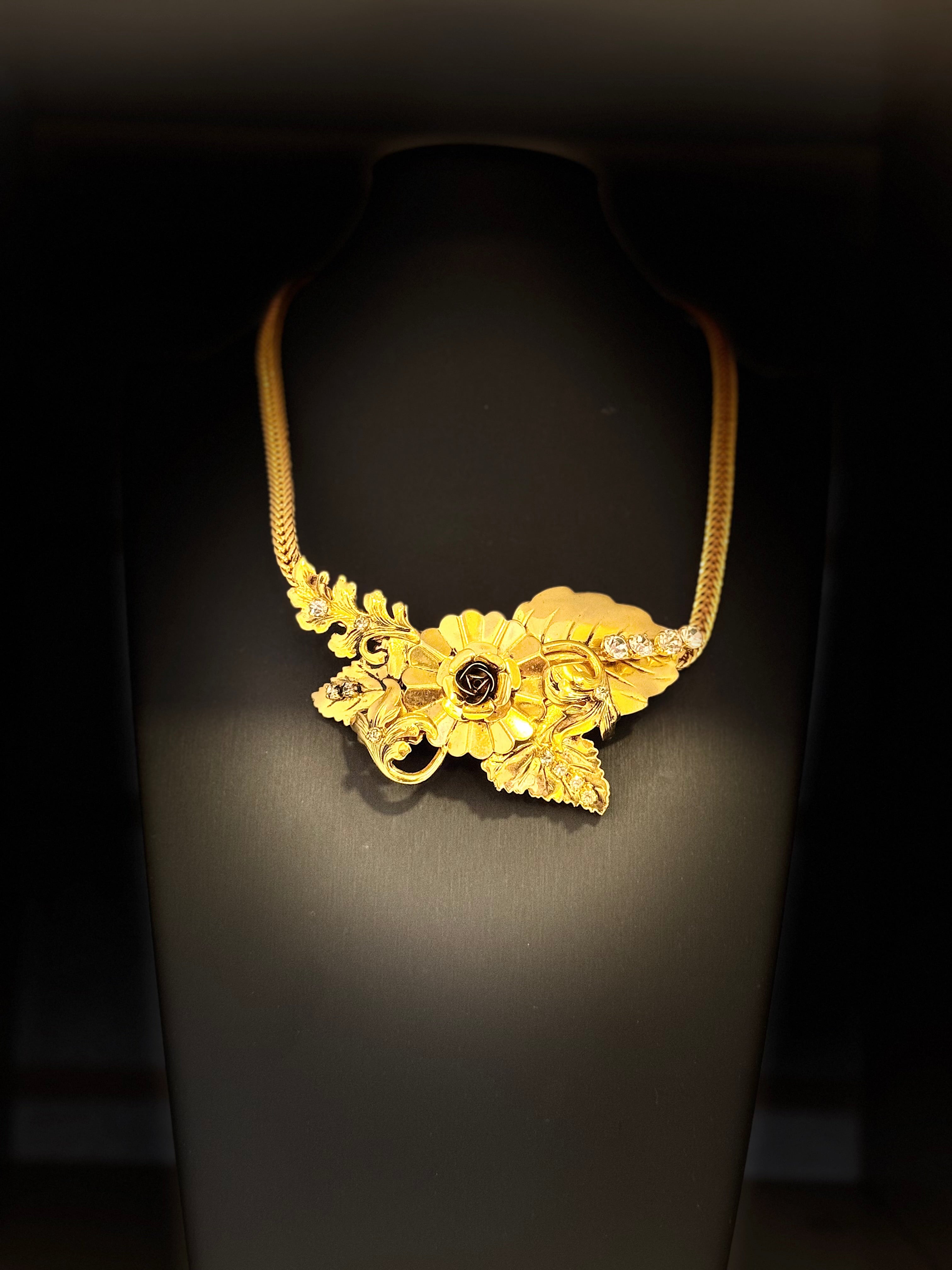 Vintage 1970s Retro Sculptural Floral Necklace
